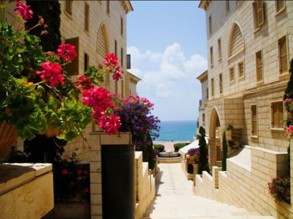 Andromeda Hill Apartments And Spa Tel Aviv Exterior foto